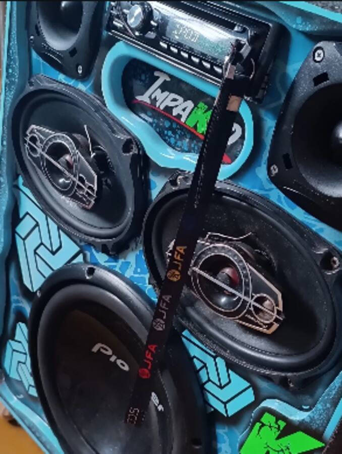 Veículo com porta-malas de som montado