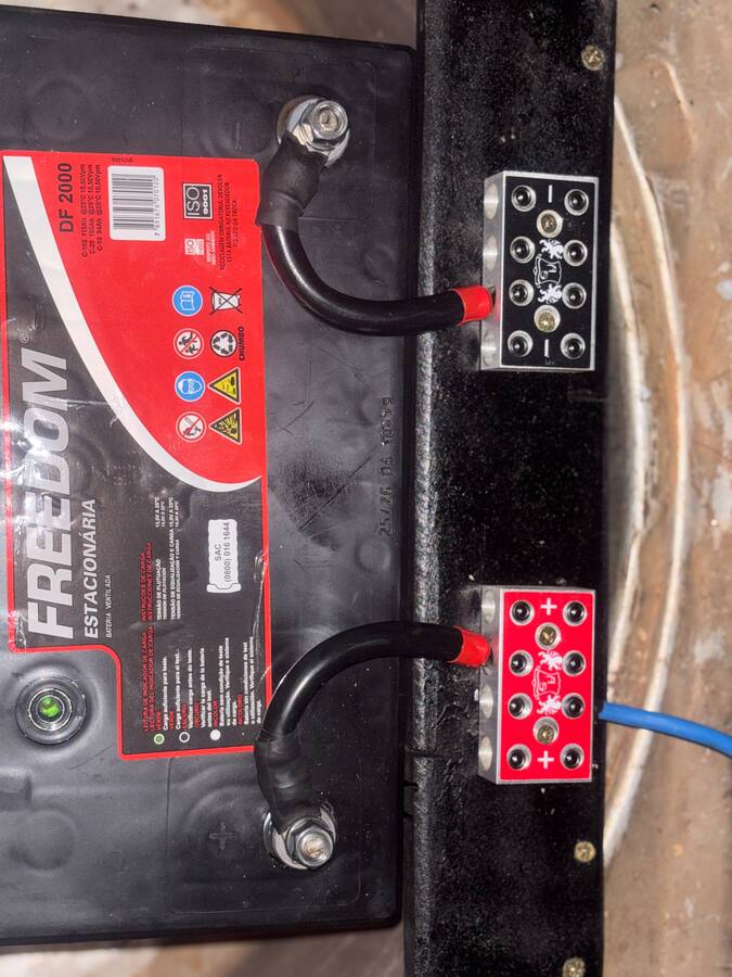 Bateria estacionária com distribuidores de energia instalados