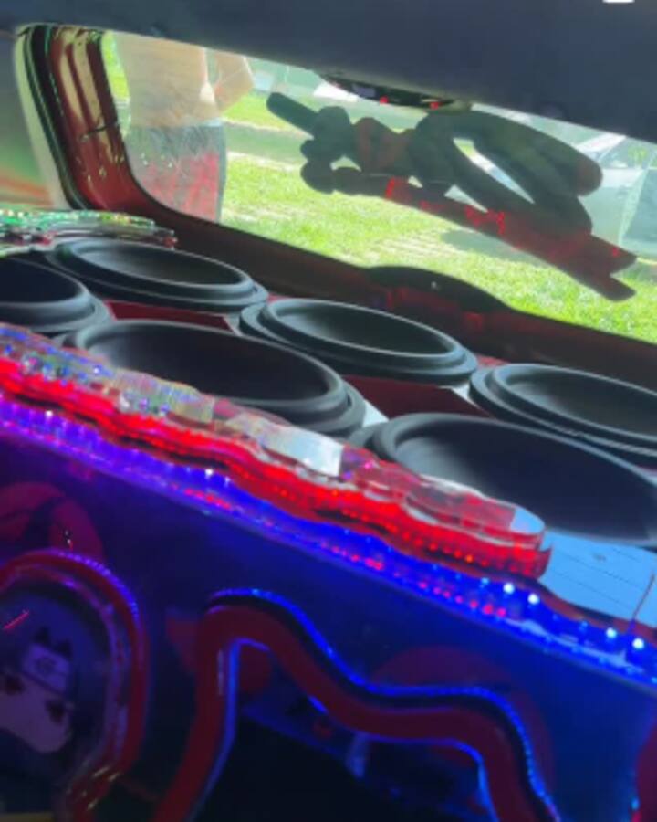 Porta-malas com subwoofers e iluminação de LED